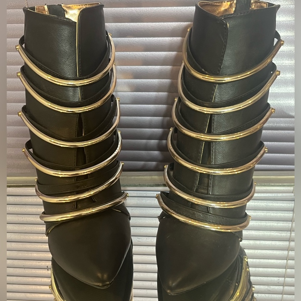 Dollhouse Black leather Gold zippered stiletto ankle high heels booties boots